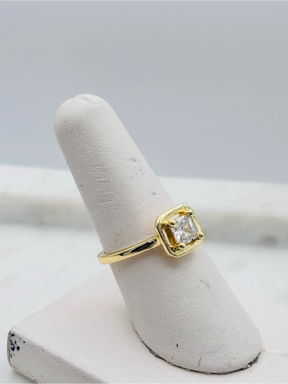 Emptyclosett elegant gold